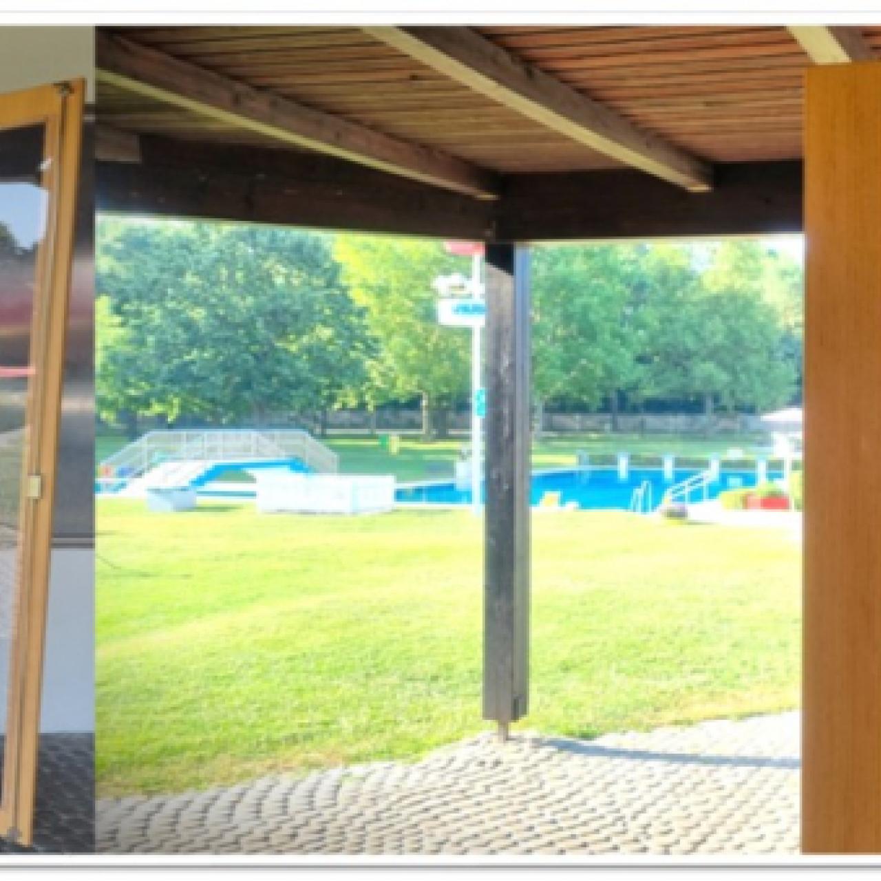 Bücherkasten im Parkbad Bruck an der Leitha